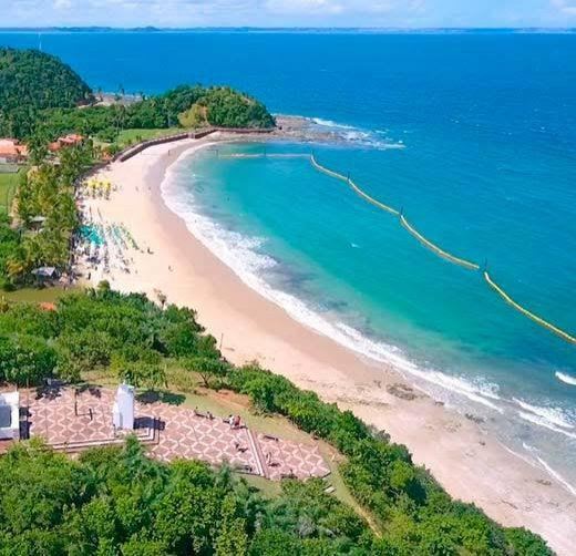 Enseada da Ilha dos Frades vista do alto, com escunas ancoradas